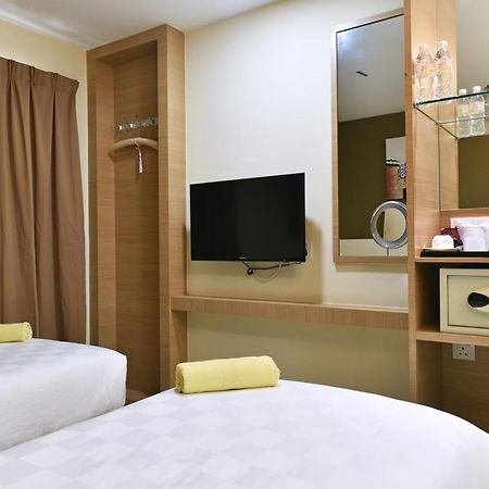 Hotel Mornington Bukit Permata Лумут Екстериор снимка