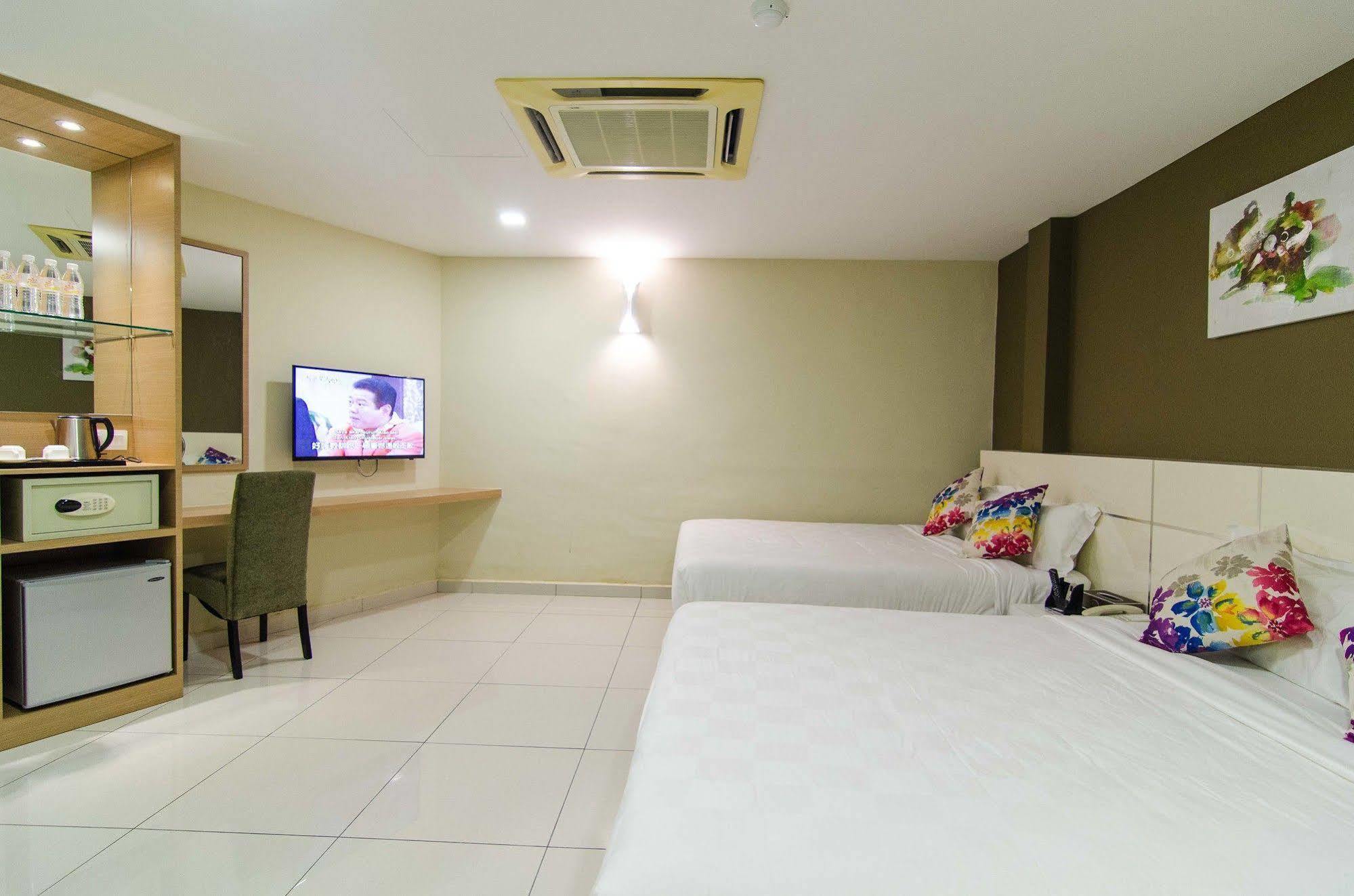Hotel Mornington Bukit Permata Лумут Екстериор снимка