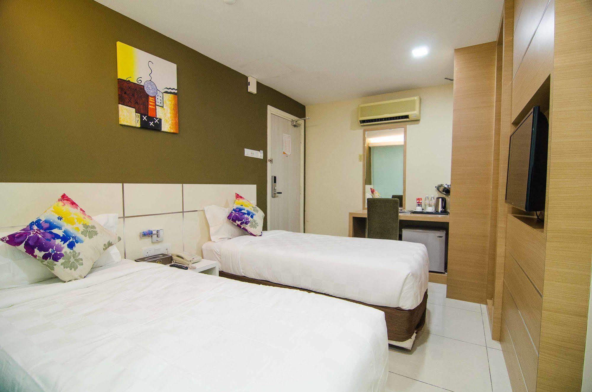 Hotel Mornington Bukit Permata Лумут Екстериор снимка