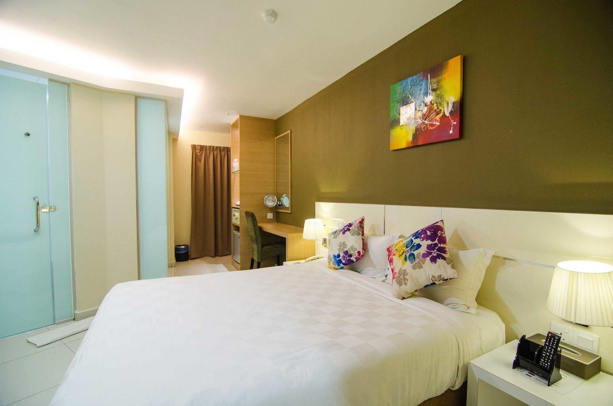 Hotel Mornington Bukit Permata Лумут Екстериор снимка