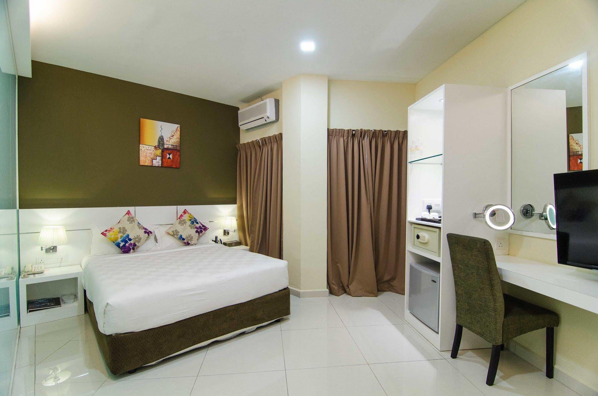 Hotel Mornington Bukit Permata Лумут Екстериор снимка