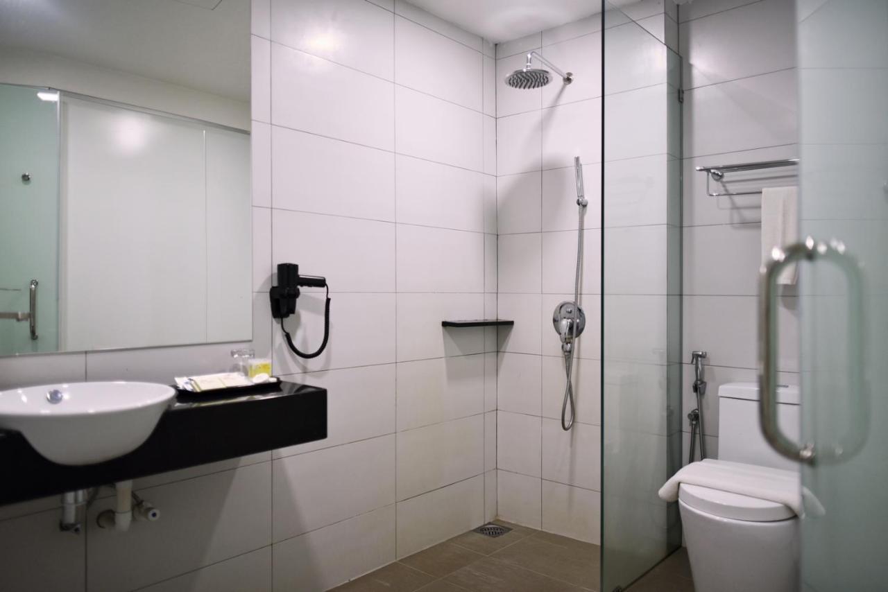 Hotel Mornington Bukit Permata Лумут Екстериор снимка